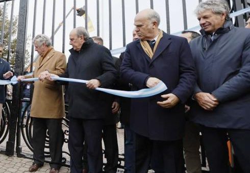 El ministro Guillermo Francos, junto al presidente de la SRA, Nicolás Pino y el Secretario de Agricultura, Sergui Iraeta, en el corte de cintas. (foto NAP)